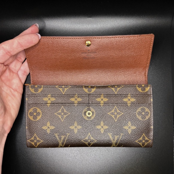 **SOLD** Louis Vuitton Monogram Sarah Wallet - Picture 6 of 16